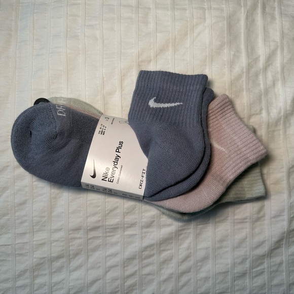 NWT Nike Dri-Fit Ankle Socks - Picture 2 of 5